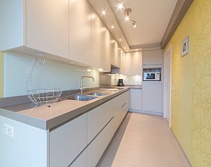 Moderne keuken in Appartement Residentie Calista 213, Bredene, Belgische kust, ideaal voor een comfortabel verblijf aan zee.