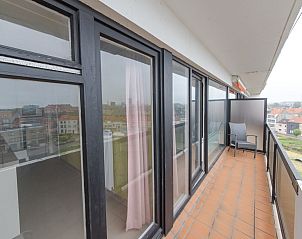 Geniet van het uitzicht vanaf het balkon van Appartement Residentie Calista 213 aan de Belgische kust in Bredene.