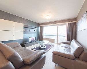 Stijlvolle woonkamer van Appartement Residentie Calista 213 in Bredene, Belgische kust, met comfortabel interieur en ruim uitzicht.