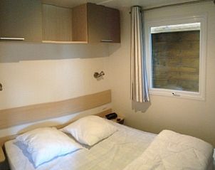 Cozy bedroom in Chalet Maldives Deluxe, located in Bredene on the Belgian coast, with a comfortable double bed.