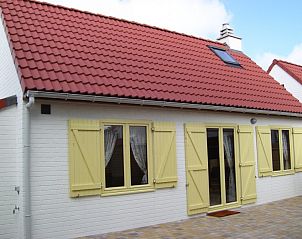 Cozy outdoor space Holiday home Duinhoevelaan, Bredene-aan-Zee, overlooking the garden and sunny patio.