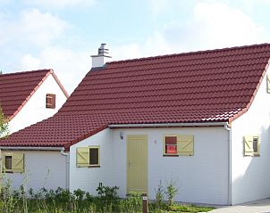 Vacation home Duinhoevelaan, Bredene-aan-Zee, with inviting facade and green accents on the Belgian coast.