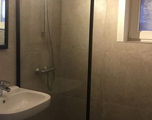 Stylish bathroom Holiday home Duinhoevelaan, Bredene-aan-Zee, with modern shower facilities.