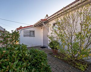 Charmantes Ferienhaus Vissershuisje 9/18 in Bredene an der belgischen Kste mit grnem Garten und einladendem Eingang.