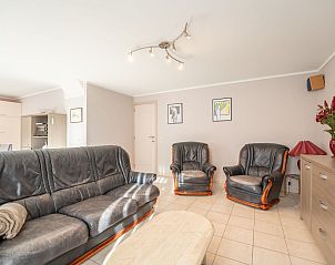Gemtliches Wohnzimmer im Ferienhaus Vissershuisje 9/18, Bredene, belgische Kste, mit bequemen Ledersofas und hellem Dekor.