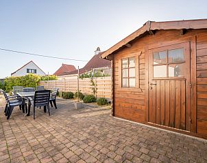Genieen Sie die sonnige Terrasse des Ferienhauses Vissershuisje 9/18 in Bredene, Belgische Kste, Belgien, ideal fr einen erholsamen Urlaub.