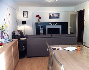Modern bathroom in Apartment Wohnung 'Wie zu Hause' in Middelkerke, Belgian coast, with shower and mirror cabinet.