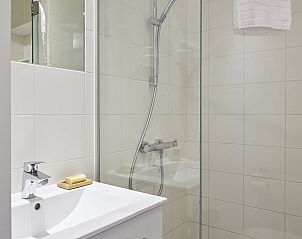 Moderne badkamer in Familiesuite voor 4 volwassenen en 3 kinderen in Middelkerke, Belgische kust, vakantiehuis met douche.
