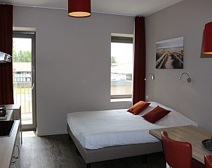 Comfortabele slaapkamer in Studio | 4 Personen, Middelkerke, Belgische kust, met modern interieur en uitzicht op het balkon.