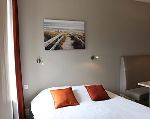 Sfeervolle slaapkamer in Studio | 4 Personen, Middelkerke, Belgische kust. Comfortabel vakantiehuis met moderne inrichting en kustdecor.