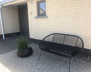 Zee en polder vakantiehuis entree met moderne zitplaats in Lombardsijde, Belgi.