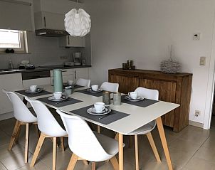 Zee en polder vakantiehuis eetkamer met stijlvol interieur in Lombardsijde, Belgische kust.