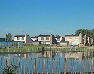 Zee en polder vakantiehuis omgeving met uitzicht op vijver in Lombardsijde, Belgi.