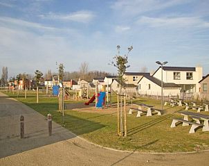 Zee en polder vakantiehuis ruime speeltuin en picknicktafels in Lombardsijde, Belgische kust.