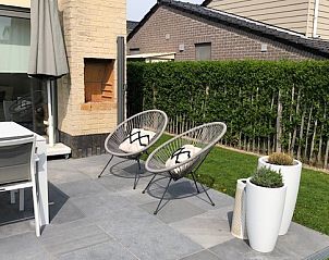 Zee en polder vakantiehuis terras met zitruimte en planten in Lombardsijde, Belgi.