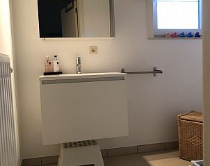 Zee en polder vakantiehuis badkamer met modern wastafelmeubel in Lombardsijde, Belgische kust.