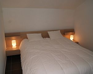 Knusse slaapkamer in Zee en Polder nr.1 vakantiehuis, Westende, Belgi met comfortabel tweepersoonsbed.
