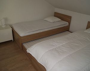 Ruime slaapkamer met eenpersoonsbedden in Zee en Polder nr.1 vakantiehuis, Westende, Belgische kust.