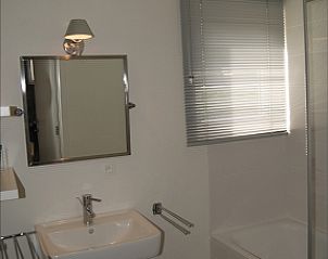 Moderne badkamer in Zee en Polder nr.1 vakantiehuis, Westende, Belgi met bad en wastafel.