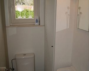 Stijlvolle badkamer met toilet en wastafel in Zee en Polder nr.1 vakantiehuis, Westende, Belgi.