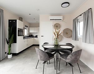 Modernes Interieur der Wood Lodge mit Klimaanlage in Nieuwpoort, belgische Kste. Stilvolle Essecke und Kche im Ferienhaus.