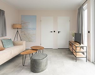 Stilvolles Wohnzimmer in Wood Lodge mit Klimaanlage, Ferienhaus in Nieuwpoort an der belgischen Kste, mit moderner Einrichtung und viel Licht.