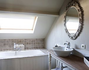 Luxury bathroom in De Zeebries apartment Ostend with bathtub and skylight.