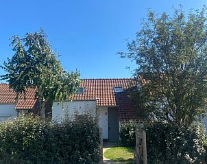 Verblijf 111918 - Vakantiewoning Belgische kust - A little white house with a tree by the sea
