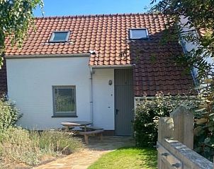 Verblijf 111918 - Vakantiewoning Belgische kust - A little white house with a tree by the sea