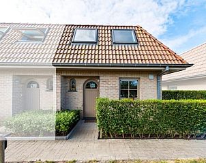 Charming vacation home PAPAVER - LD 384744 in Adinkerke, De Panne on the Belgian coast, with an inviting entrance and well-kept green hedge.