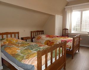 Double room with colorful blankets in Villa Asteria, vacation home in Koksijde Sint-Idesbald.