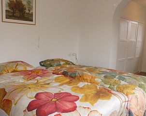 Bedroom with two single beds in Villa Asteria, vacation home on the Belgian coast.