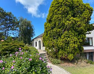Villa 't Vriedom in Sint-Idesbald, belgische Kste, umgeben von ppigen Grten und grner Umgebung, ideales Ferienhaus fr Ruhesuchende.