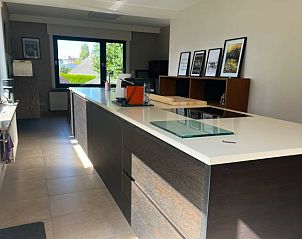 Gerumiges Badezimmer in der Villa 't Vriedom, Sint-Idesbald, mit Badewanne und modernen Annehmlichkeiten fr einen entspannten Aufenthalt an der belgischen Kste.