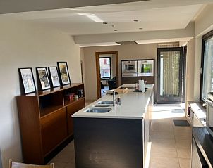 Moderne Kche in der Villa 't Vriedom, Ferienhaus in Sint-Idesbald an der belgischen Kste, mit grozgiger Aufteilung und viel natrlichem Licht.