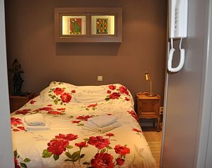 Gemtliches Schlafzimmer mit Blumendekor in der Wohnung von Vrij en Blij an der belgischen Kste.