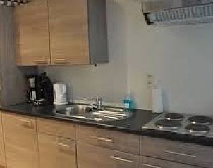 Moderne Kche in der Wohnung Vrij en Blij, an der belgischen Kste gelegen.