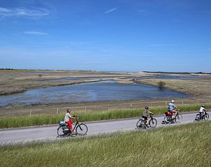 Radfahrer entdecken die schne Umgebung von Aan zee, belgische Kste, in der Nhe von Vrij en Blij.