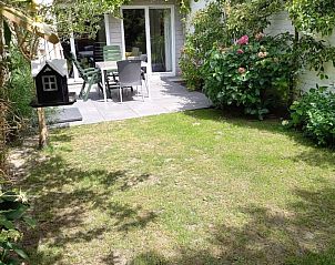 Sonnige Terrasse mit Gartenblick in der Wohnung Vrij en Blij an der belgischen Kste.