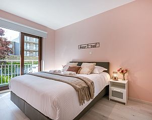 Cozy bedroom in Apartment Trondjhem with balcony view, located in Zeebrugge on the Belgian coast, ideal for a relaxing stay.