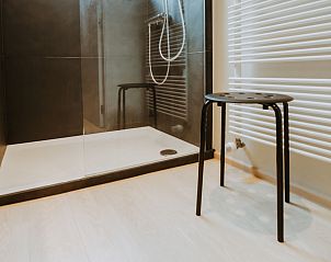 Modernes Badezimmer im Appartement Goethe in Strandnhe in De Haan, belgische Kste, mit stilvoller Dusche und komfortablem Raum.