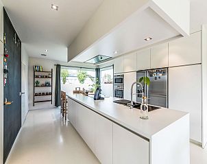 Moderne keuken in Vakantiehuis Villa Vosseslag, De Haan, Belgische kust. Luxe vakantiehuis met ruime binnenruimte en stijlvolle inrichting.