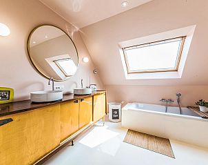 Luxe badkamer in Vakantiehuis Villa Vosseslag in De Haan, Belgische kust. Ruime interieur met moderne voorzieningen en veel natuurlijk licht.