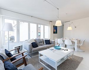 Helles und modernes Wohnzimmer des Appartements Blanc Rivage mit Garage in De Haan, belgische Kste, mit bequemer Sitz- und Essecke.