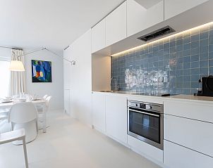 Moderne Kche im Apartment Blanc Rivage mit Garage, gelegen in De Haan an der belgischen Kste, ideal fr einen komfortablen Aufenthalt.