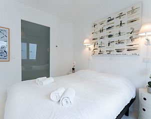 Attraktives Schlafzimmer im Appartement Blanc Rivage mit Kunstdekor, gelegen in De Haan an der belgischen Kste fr einen entspannten Aufenthalt.