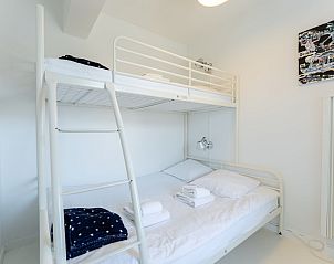 Attraktives Schlafzimmer im Appartement Blanc Rivage mit Etagenbetten, gelegen in De Haan an der belgischen Kste, ideal fr einen Familienurlaub.