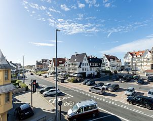 Blick vom Appartement Blanc Rivage mit Garage in De Haan, belgische Kste. Genieen Sie die charmante Umgebung und Architektur.