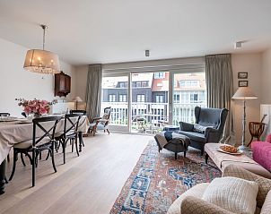 Gemtliches Wohnzimmer im Appartement Lucette ruhig, aber zentral, De Haan, belgische Kste, mit gerumiger Sitzecke und Balkon Blick.