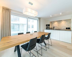 Stilvolle Essecke im Appartement Wanderlust mit moderner Kche, gelegen in De Haan an der belgischen Kste fr einen entspannten Aufenthalt.